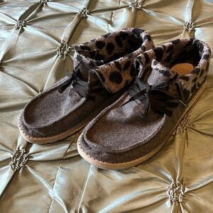 Hey Dudes grey w/leopard fold down size 8
